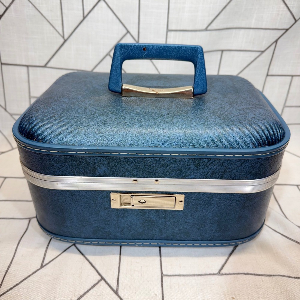 JcPenny Vintage Train Case Makeup Box Blue Mid Century Travel Vanity Luggage
